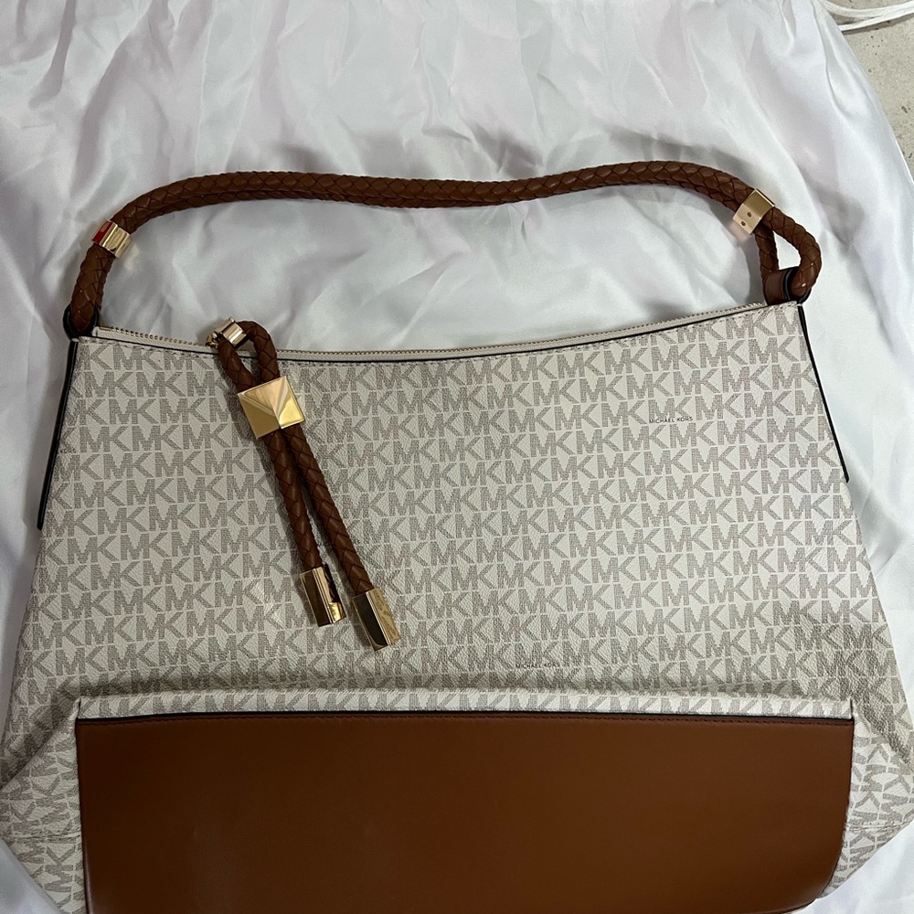 Michael Kors shoulder bag, great condition, dust bag